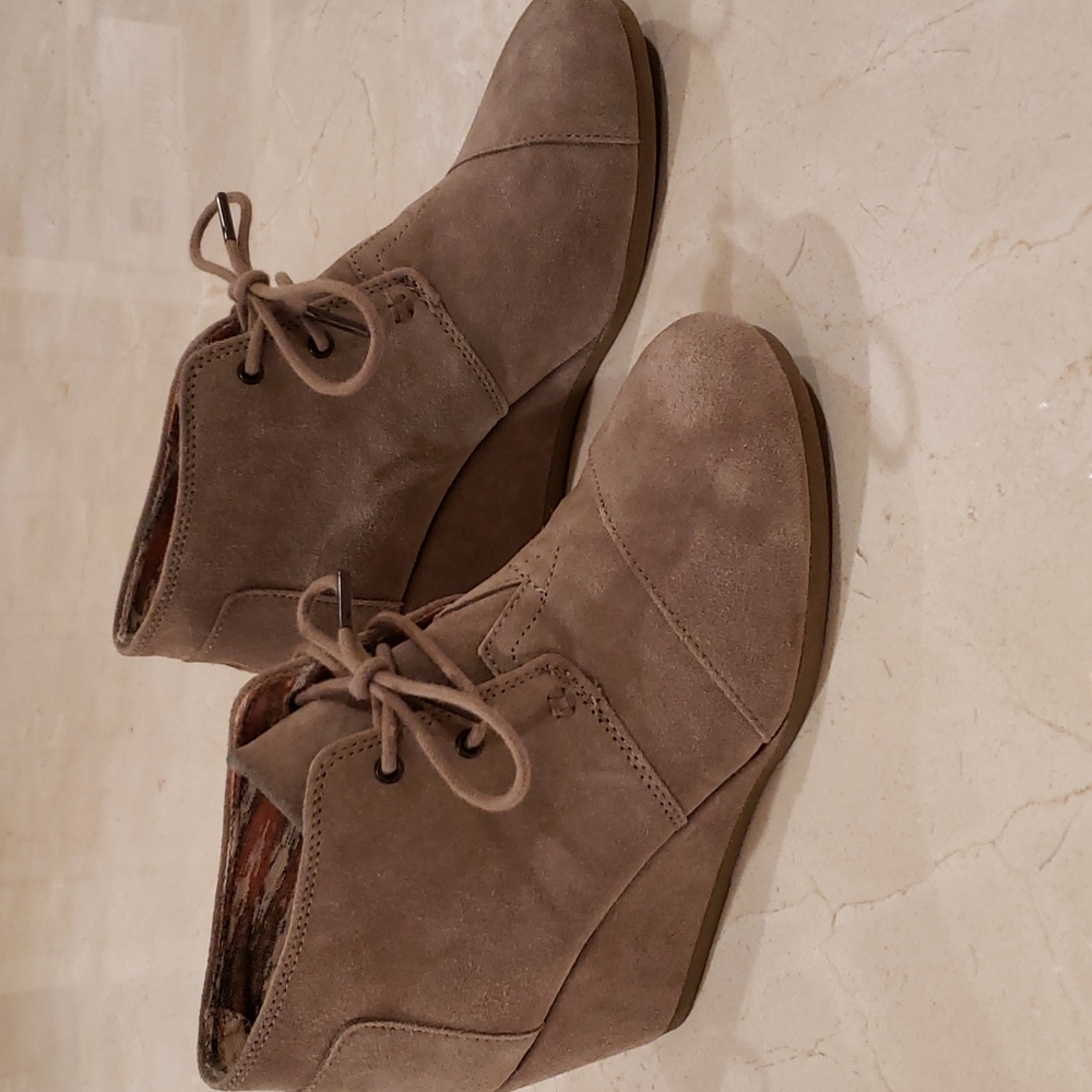 Like New Toms Kala Desert Suede Wedge